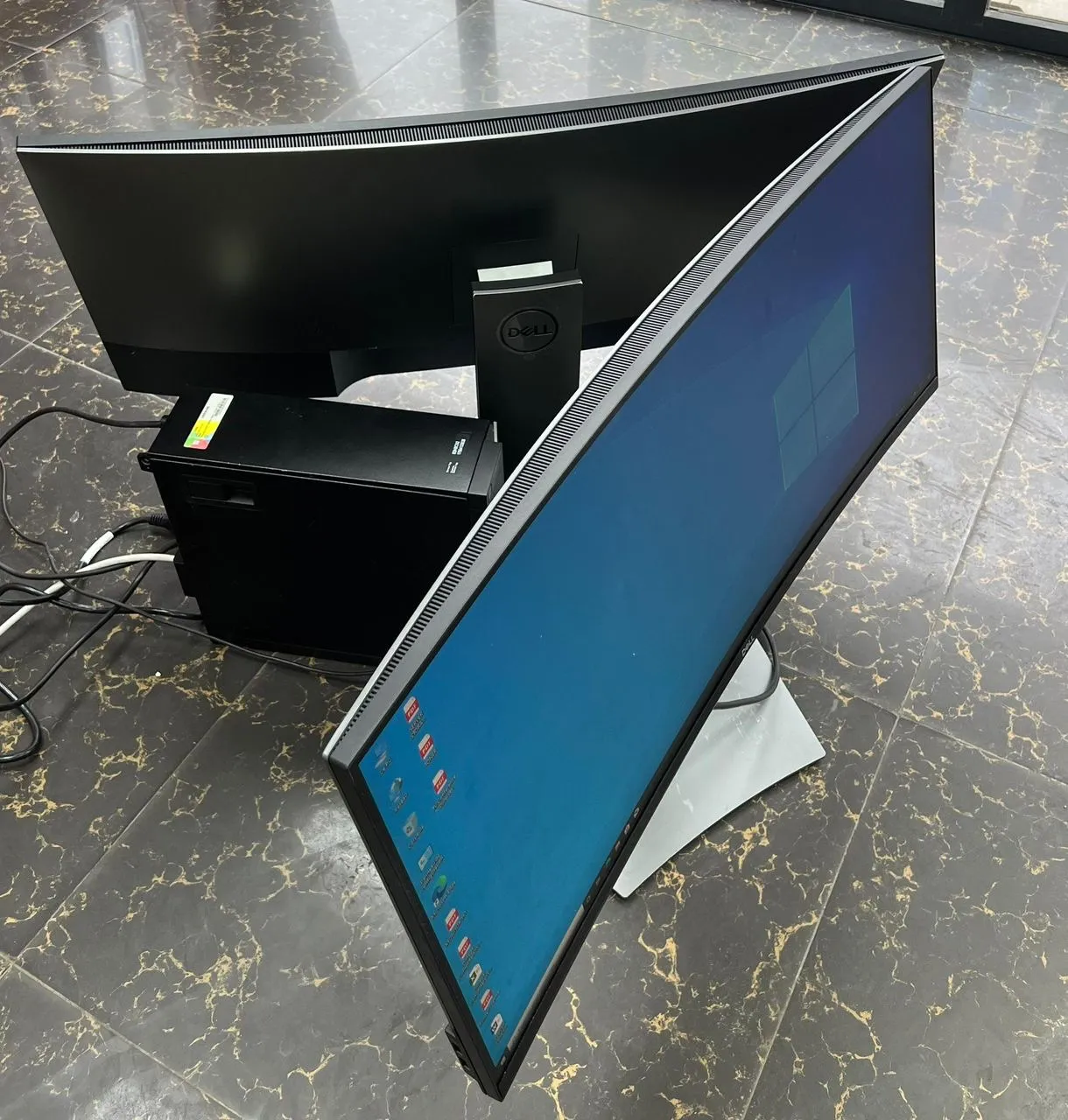 Photo Principale - Petites Annonces | Dell Curved Monitor 34Inches, Biyem-assi, Yaoundé, Cameroun | Électronique et médias  > Ordinateurs et accessoires