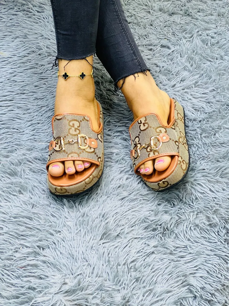 Photo de Galerie 2 - Petites Annonces | Babouche Gucci, Akwa-douche, Douala, Cameroun | Vêtements, chaussures et autres  > Chaussures pour femmes