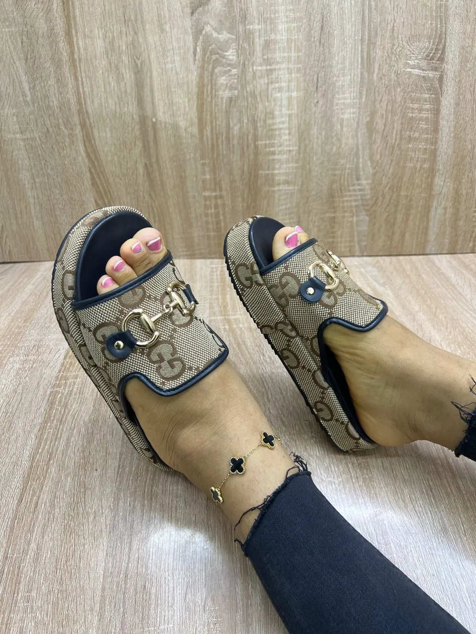 Photo de Galerie 3 - Petites Annonces | Babouche Gucci, Akwa-douche, Douala, Cameroun | Vêtements, chaussures et autres  > Chaussures pour femmes