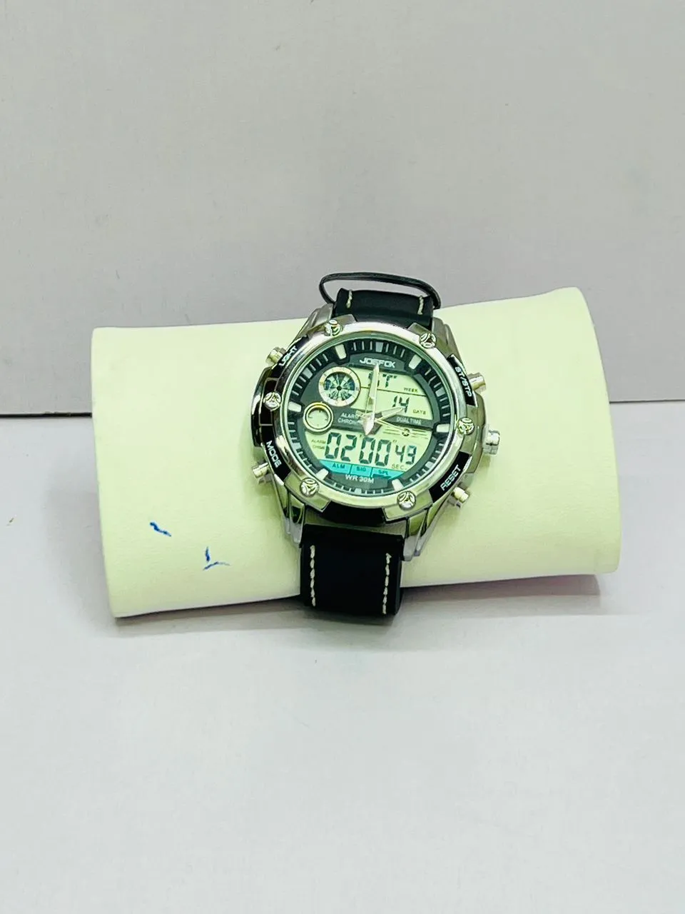 Photo de Galerie 2 - Petites Annonces | Montre, Akwa-douche, Douala, Cameroun | Électronique et médias  > Autres électroniques et médias