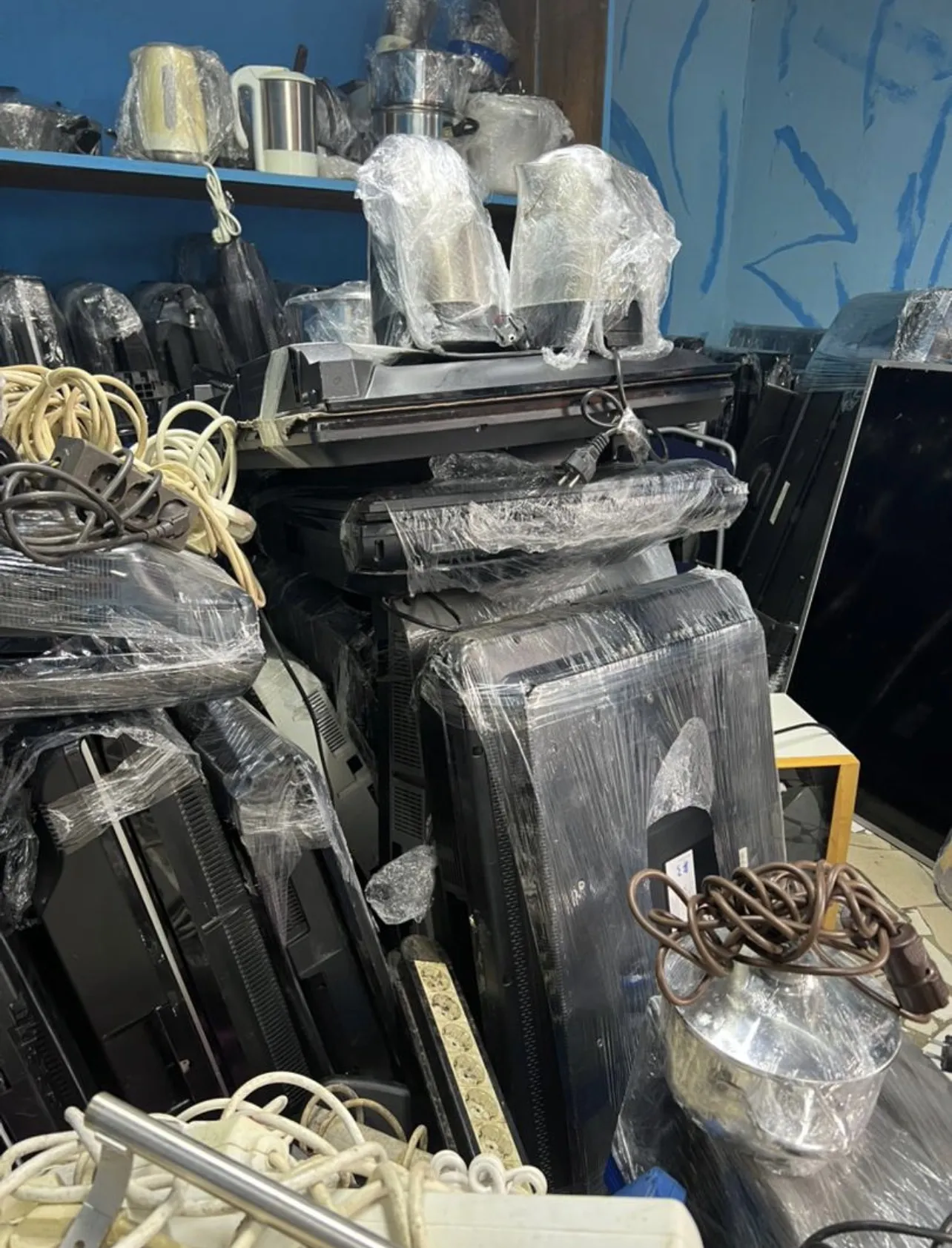Main Photo - Marketplace | Multiple Stuff From Container, Damas, Yaoundé, Cameroon | Electronics & Media  > Other Electronics & Media