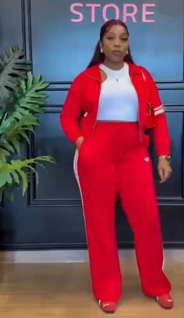 Photo Principale - Petites Annonces | Trendy Two-Piece Tracksuit Set – Now Available! 🔥, Bonduma, Buea, Cameroun | Vêtements, chaussures et autres  > Vêtements pour femmes