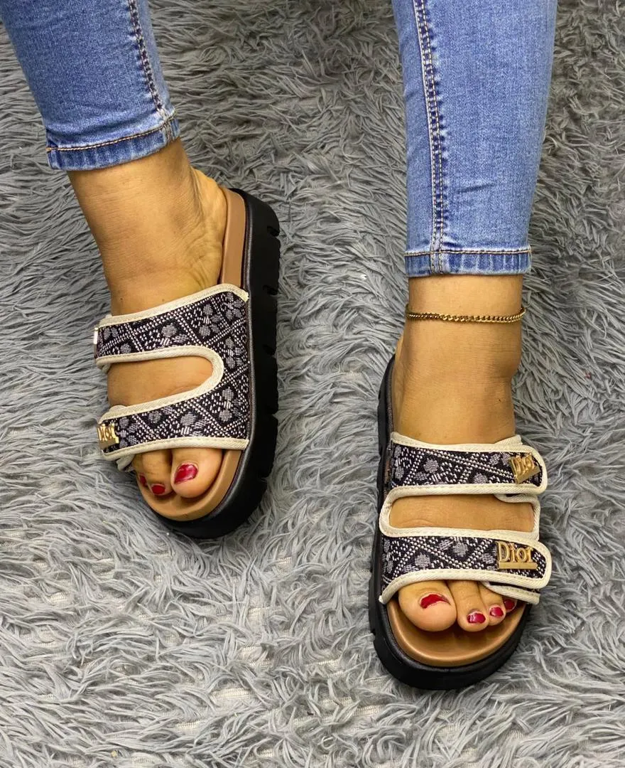Photo de Galerie 1 - Petites Annonces | Babouche Dior, Akwa-Douche, Douala, Cameroun | Vêtements, chaussures et autres  > Chaussures pour femmes