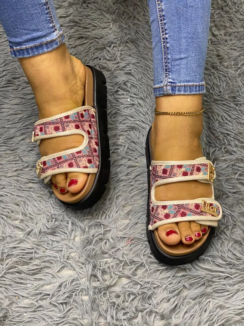 Photo de Galerie 3 - Petites Annonces | Babouche Dior, Akwa-Douche, Douala, Cameroun | Vêtements, chaussures et autres  > Chaussures pour femmes