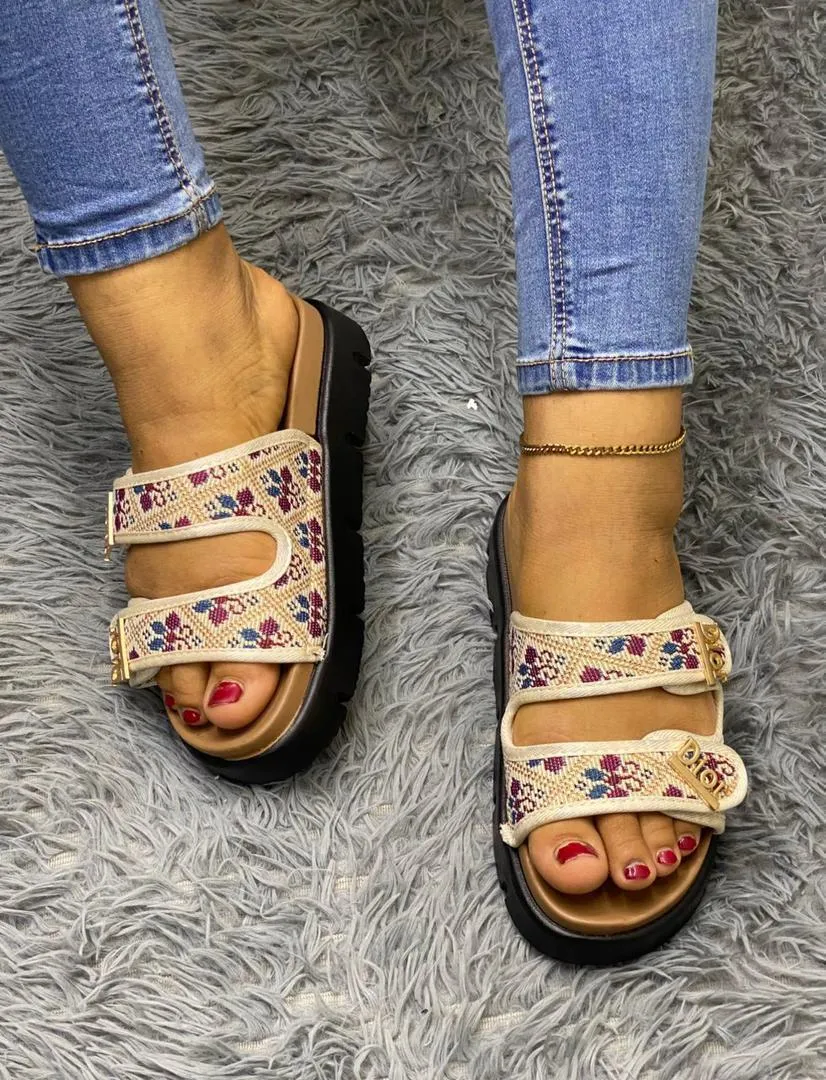 Photo de Galerie 4 - Petites Annonces | Babouche Dior, Akwa-Douche, Douala, Cameroun | Vêtements, chaussures et autres  > Chaussures pour femmes