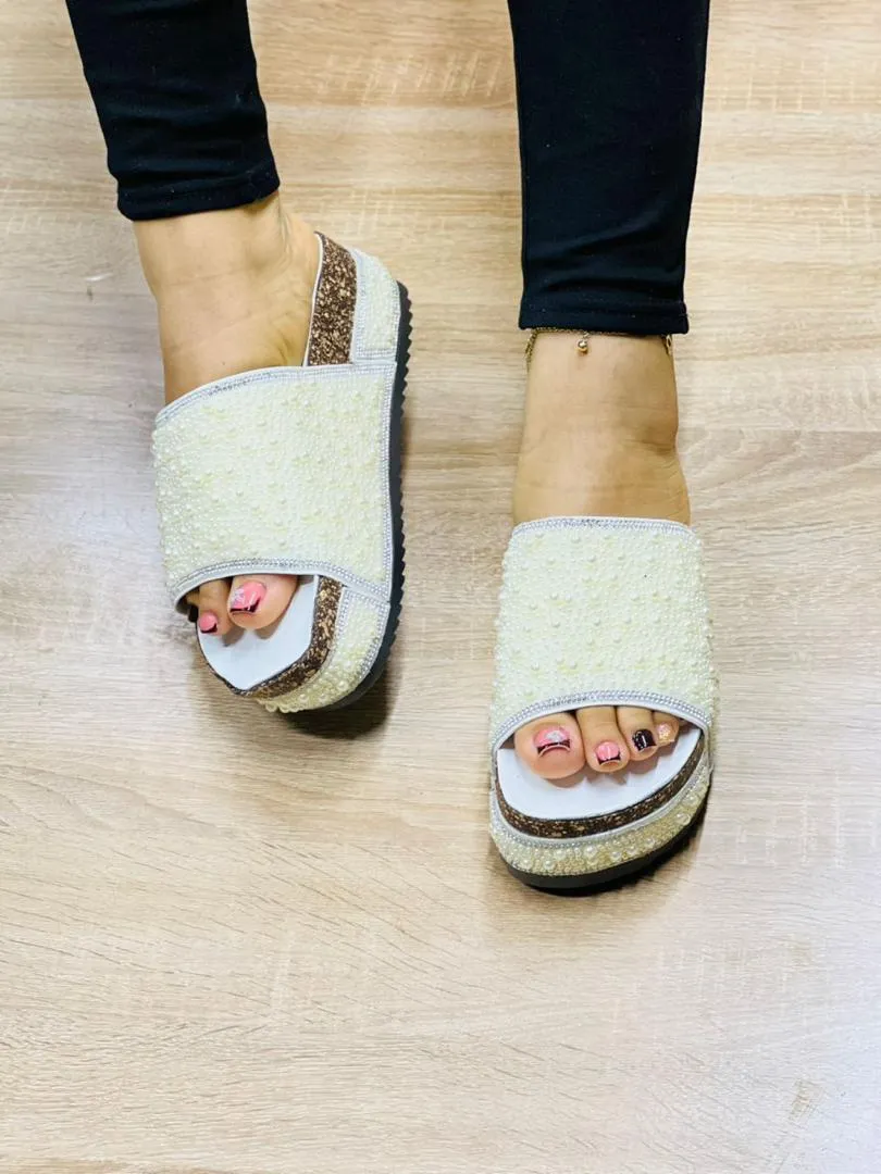 Photo de Galerie 2 - Petites Annonces | Babouche Avec Perles, Akwa-Douche, Douala, Cameroun | Vêtements, chaussures et autres  > Chaussures pour femmes