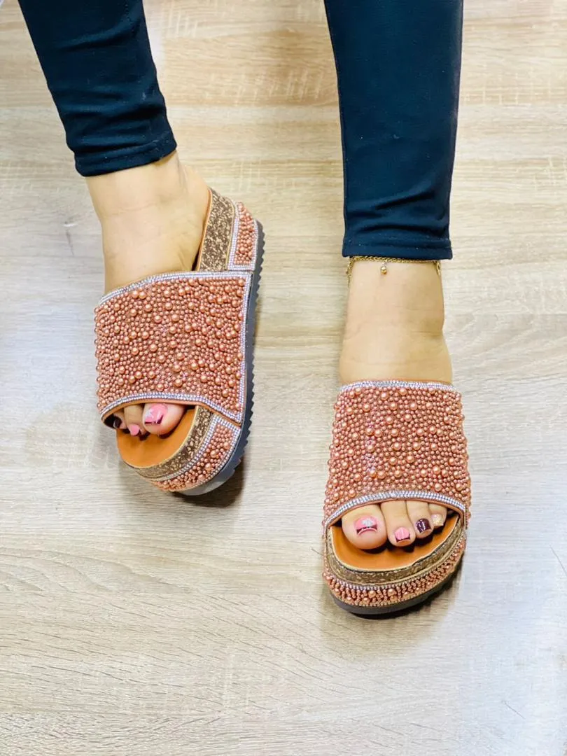 Photo de Galerie 3 - Petites Annonces | Babouche Avec Perles, Akwa-Douche, Douala, Cameroun | Vêtements, chaussures et autres  > Chaussures pour femmes