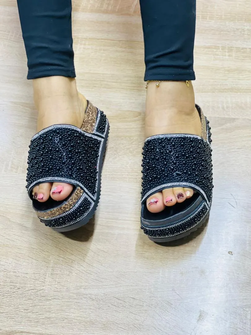 Photo de Galerie 4 - Petites Annonces | Babouche Avec Perles, Akwa-Douche, Douala, Cameroun | Vêtements, chaussures et autres  > Chaussures pour femmes