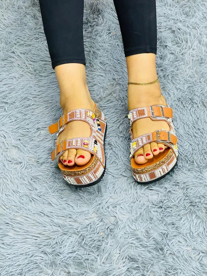 Photo de Galerie 5 - Petites Annonces | Babouche Avec Perles, Akwa-Douche, Douala, Cameroun | Vêtements, chaussures et autres  > Chaussures pour femmes