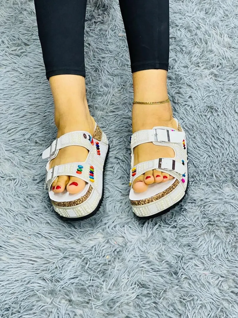 Photo de Galerie 6 - Petites Annonces | Babouche Avec Perles, Akwa-Douche, Douala, Cameroun | Vêtements, chaussures et autres  > Chaussures pour femmes