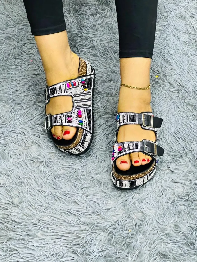 Photo de Galerie 7 - Petites Annonces | Babouche Avec Perles, Akwa-Douche, Douala, Cameroun | Vêtements, chaussures et autres  > Chaussures pour femmes