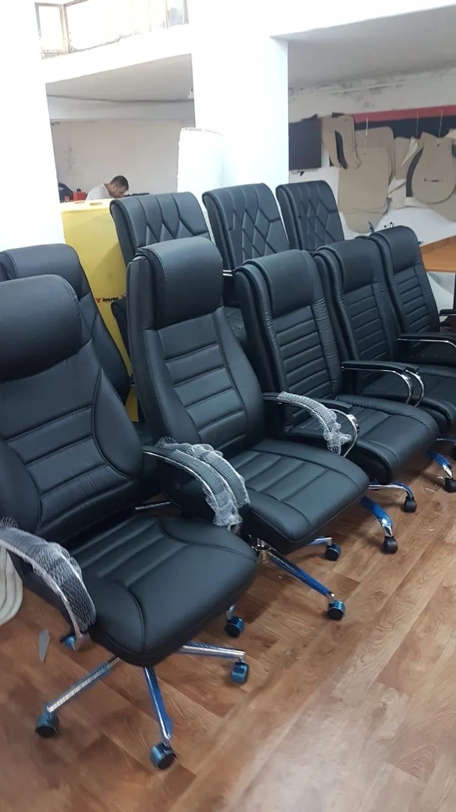 Photo de Galerie 1 - Petites Annonces | Office Chairs, Biyemassi, Yaoundé, Cameroun | Maison, aliments et jardin  > Meubles