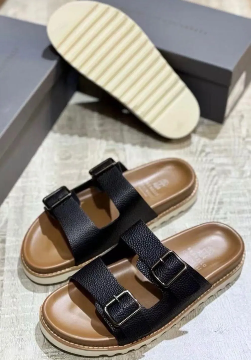 Photo de Galerie 2 - Petites Annonces | Slippers, Simbock, Yaoundé, Cameroun | Vêtements, chaussures et autres  > Chaussures pour hommes