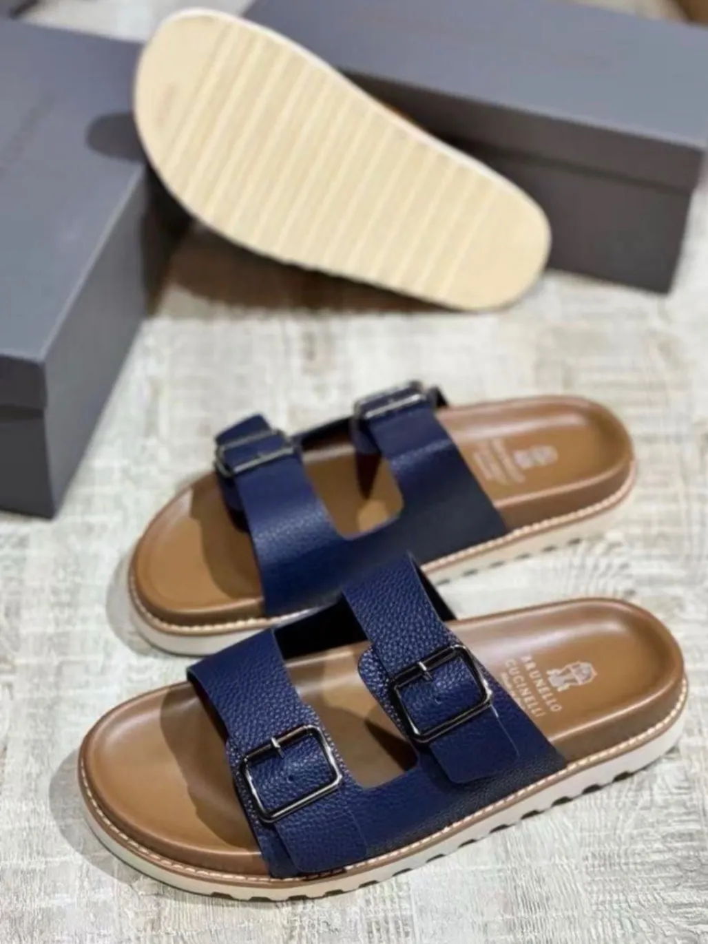 Photo de Galerie 4 - Petites Annonces | Slippers, Simbock, Yaoundé, Cameroun | Vêtements, chaussures et autres  > Chaussures pour hommes